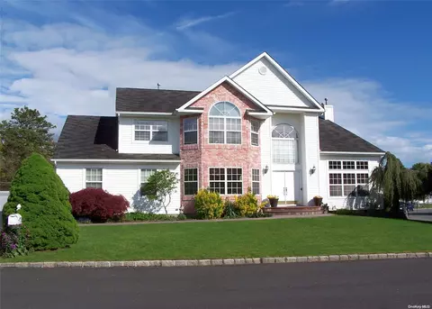 1 Sunflower Ct, Holtsville, NY 11742