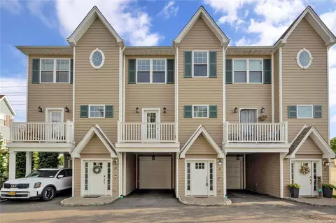 21 Hearthstone Ct #21, Farmingdale, NY 11735