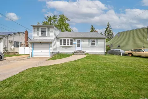 46 Pubins Ln, North Hempstead, NY 11040