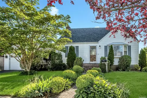 2 Saint Martin St, Bethpage, NY 11714