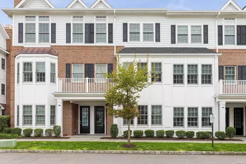 602 Grist Mill Cir #602, North Hempstead, NY 11576