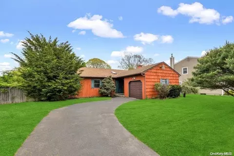 7 Blueberry Ln, Brookhaven, NY 11772