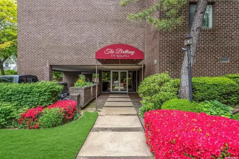171 S Middle Neck Rd #1D, North Hempstead, NY 11021