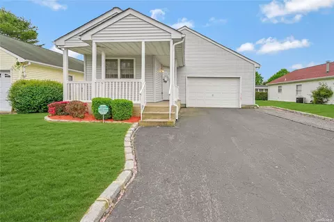 26 E Village Cir #26, Manorville, NY 11949