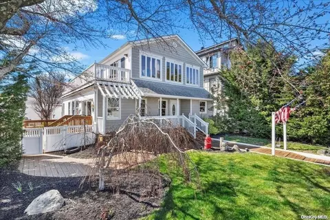 240 W Riviera Dr, Lindenhurst, NY 11757