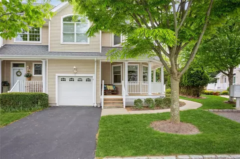 21 Emilys Way #21, Setauket, NY 11733