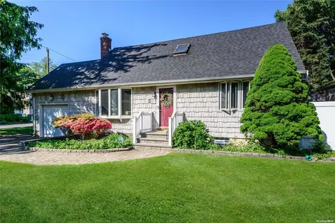 5 Lone Oak Dr, Centerport, NY 11721
