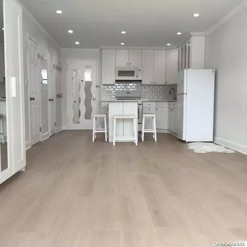76-26 113th St #4E, New York, NY 11375