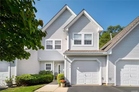 190 Erik Dr #190, Setauket, NY 11733