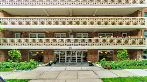 45 Hill Park Ave #2F, North Hempstead, NY 11021