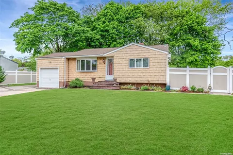 815 Americus Ave, Patchogue, NY 11772