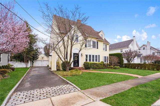 17 Wallace St, Rockville Centre, NY 11570