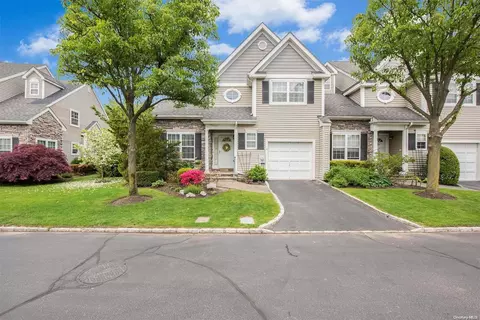63 Paddington Cir #63, Smithtown, NY 11787
