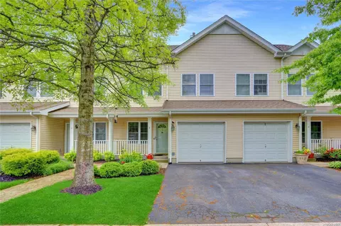 3 Autumn Dr #3, Plainview, NY 11803