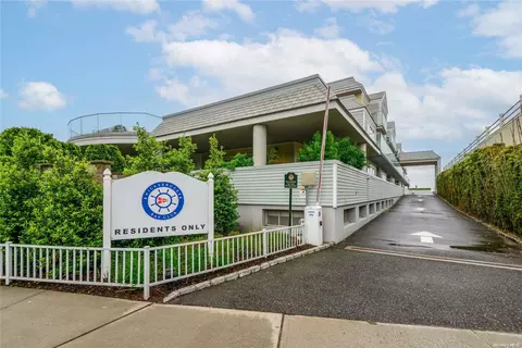 433 Main St #207, North Hempstead, NY 11050