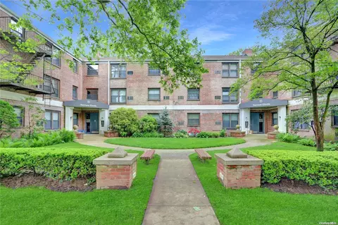 2 Terrace Cir #2C, North Hempstead, NY 11021