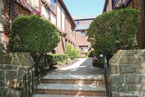 40-40 203rd St #5B, Bayside, NY 11361