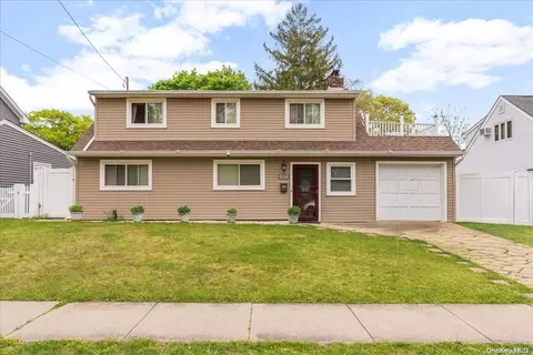77 Riverside Ave, Massapequa, NY 11758