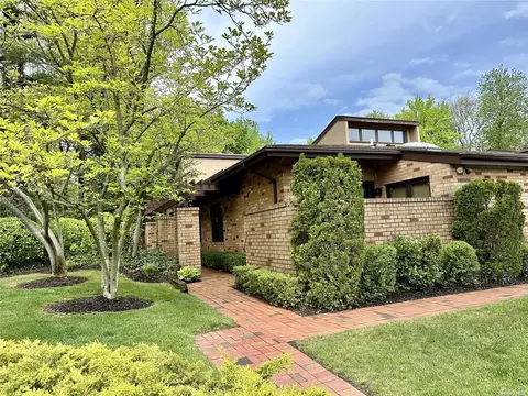 18 Whitewood Dr #-, North Hempstead, NY 11576