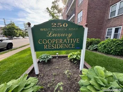 250 W Merrick Rd #4H, Freeport, NY 11520