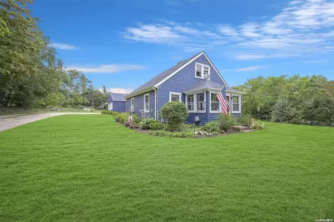2570 Main Rd, Laurel, NY 11948