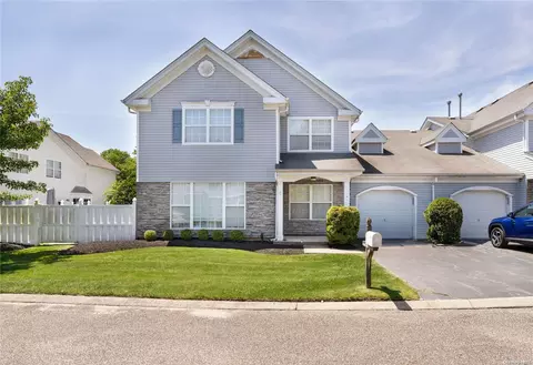 5 Robert Ln #5, Middle Island, NY 11953