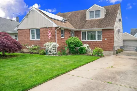 33 Jerome Ave, North Hempstead, NY 11501