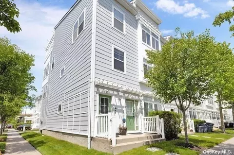 76-18 Aquatic Dr #89, New York, NY 11692