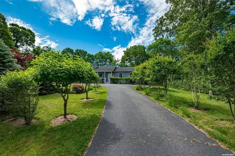 87 Old Riverhead Rd, Hampton Bays, NY 11946