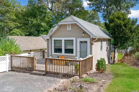 15 B Sea Cliff Dr, Sound Beach, NY 11789