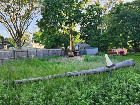 34 S 29th St, Babylon, NY 11798