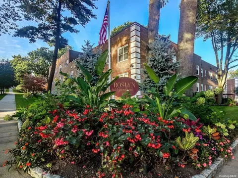 1 Edwards St #1D, North Hempstead, NY 11577