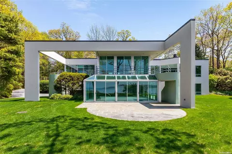19 Count Rumford Ln, Huntington, NY 11743