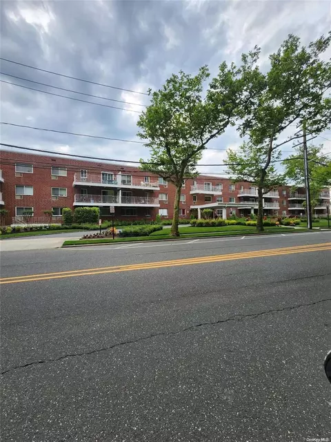 320 E Shore Rd #11B, North Hempstead, NY 11023