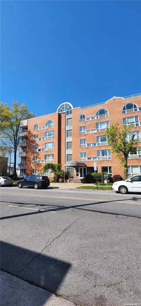 205 Mineola Blvd #4J, North Hempstead, NY 11501