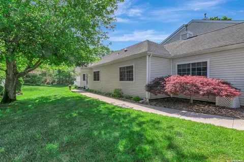 241 Barn Swallow Ct #241, Manorville, NY 11949