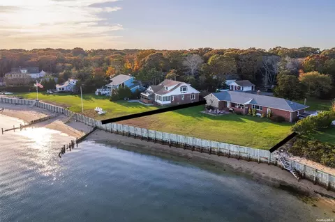 6050 Peconic Bay Blvd, Laurel, NY 11948