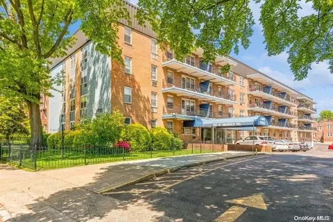 190 W Merrick Rd #4D, Freeport, NY 11520
