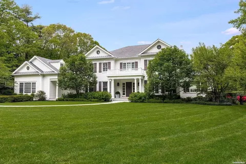 424 Duck Pond Rd, Locust Valley, NY 11560