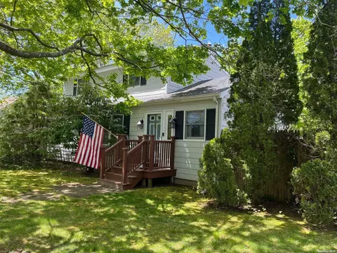 42 Gravel Hill Rd, Hampton Bays, NY 11946
