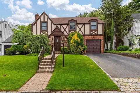 51 Hampshire Rd, North Hempstead, NY 11023
