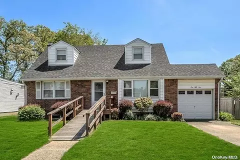 154 New Hampshire Ave, Massapequa, NY 11758