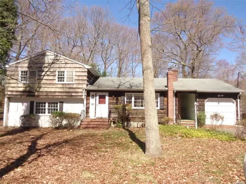 18 Howard St, Wading River, NY 11792