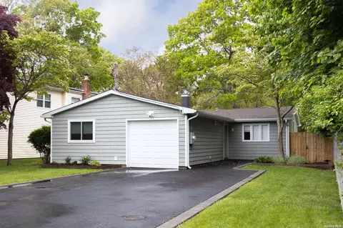 40 Holly Ln, Shirley, NY 11967