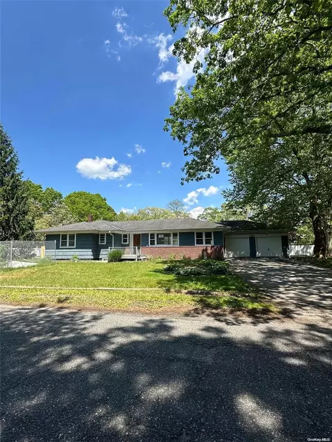 66 Forrest Ave, Shirley, NY 11967