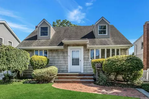 11 Arnold St, Hicksville, NY 11801
