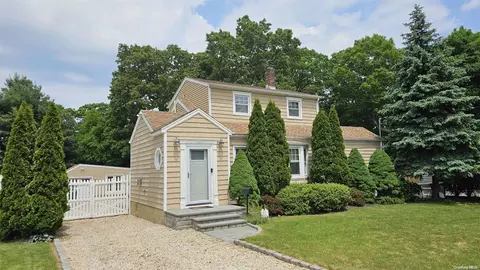 15 Whitney Ave, East Norwich, NY 11732