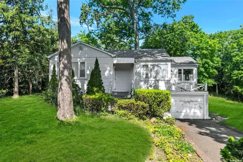 30 Noahs Path, Rocky Point, NY 11778