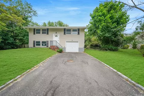 29 Buckskin Ln, Selden, NY 11784