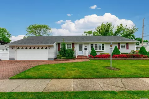 402 2nd Ave, Lindenhurst, NY 11757